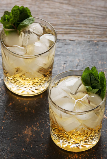 Choisissez un verre Old Fashionned pour présenter votre punch glacé