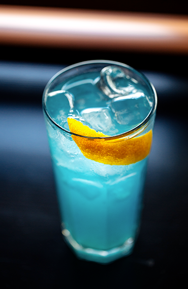 L’eau pétillante donne de l’éclat à la couleur bleue du curaçao de ce cocktail au rhum