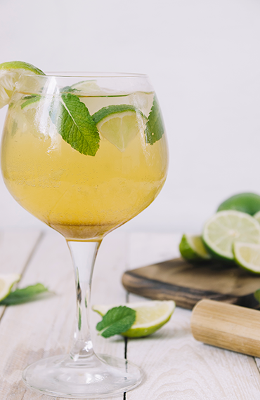 Pour donner une présentation élégante à votre cocktail au Champagne, présentez le Mojito Royal dans un verre à pied
