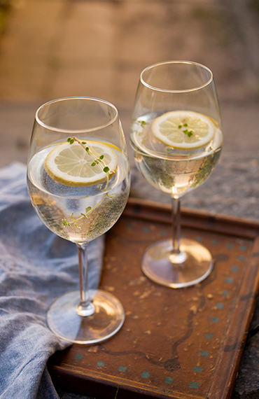 En filtrant le jus de citron, faites-en sorte que votre cocktail au Champagne et au rhum blanc conserve une jolie teinte claire